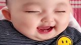 早上醒来就眉开眼笑，下一秒的举动，被她逗乐啦