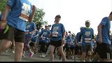 跑步-16年-七彩跑青岛站:专业美女教练带领选手们进行赛前热身运动-花絮