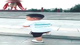小宝宝走阶梯分心，结果差点摔倒，太可爱了！