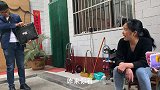 公公向儿媳申请活动经费，看看儿媳给了多少？公公拿着钱就去消费