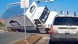 货车失控横扫马路殃及多辆无辜汽车！