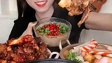 小姐姐吃火锅真带劲，热乎乎的看着就馋人