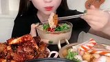 小姐姐吃火锅真带劲，热乎乎的看着就馋人