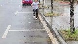 公交车突然急刹，全车人点赞