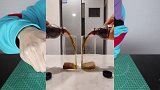 在装满水的杯中放一条黄金项链，据说水不会溢出来，这是真的吗