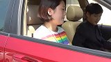 美女在老公车上发现长头发，却质问导航，导航的回答太搞笑了