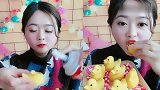美女直播吃小黄鸭巧克力，看着超过瘾，是我向往的生活