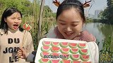 小姐姐吃“网红创意造型西瓜片软糖”，绿皮红瓤好逼真，香甜弹牙