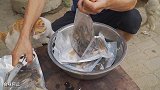 四叔想吃海鲜，阿远做了四斤蒜蓉蒸竹蛏，端四叔面前，一次吃个够