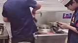 老师傅带徒弟现场