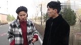 小两口街头吵架，回收手机的在一旁捣乱，太搞笑了