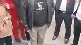 这是真兄弟，看似不经意实则故意摔倒