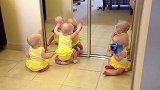 三胞胎照镜子，画面瞬间变6胞胎，满屏的小宝宝瞬间萌爆了
