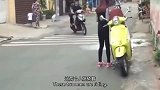 长腿美女刚停车，两男子虎视眈眈，这恐怕是早有预谋！