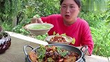 胖妹吃海鲜麻辣香锅，里面食材丰富，超级下饭
