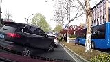 高底盘的好处，交警：明白了，一会给你安排上