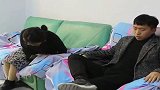 儿子嫌母亲寒酸，不让她去订婚宴，岳父请来一贵人，让他愣住