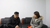 短剧：丈夫出差回家后，总反锁房门，妻子起疑藏床底偷看结局感人