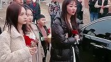 伴娘挡住婚车不给红包不让路，网友：漂亮可爱情商也高