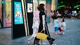 三里屯街拍：优雅精致的抽烟的女人，你喜欢吗？