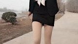 小姐姐身穿紧身裙搭配修身西服，这才叫看得见的美丽！