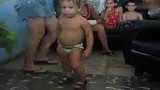 [搞笑]2岁古巴尿裤宝宝跳热舞