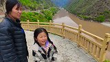 河南小夫妻穷游中国，中午在怒江峡谷里吃饭，省钱省事又好吃