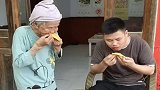 调皮孙子骗奶奶吃芒果皮，不料奶奶却急眼了，下一幕悲剧了！