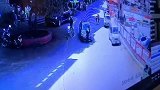 福建一男子驾无牌车闯关 冲撞拖行执勤民警数米