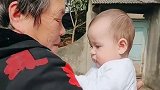 混血儿宝宝第一次见到中国的奶奶，全程一句话都不说，看来很陌生