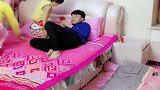 夫妻冷战妈妈睡在地上，接下来的一幕，爸爸说好的小情人呢！