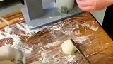 头一次看机器包饺子