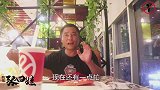 接上兵哥直奔火锅店，老三样吃起走，六娃还自带一壶白酒不醉不归