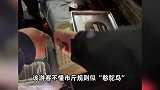 170克的手机称出340克，游客在大理买瓜遭本地博主嘲讽