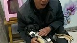 孙子养的狗狗生病了，爷爷凌晨4点就给带来打针