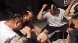 一群男子酒后玩猜拳，输的人用推子剃掉一点头发