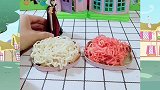 贝儿一点也不让王后省心，老抢白雪的东西