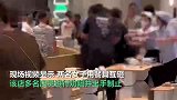 上海两女子就餐时用餐具互砸，店家：因座位争执，双方被警方带走