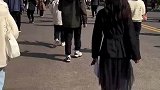 女子记录成考场外的一幕