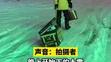 雪天道路结冰，外卖小哥拖餐箱徒步送餐