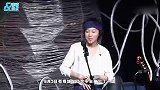 王菲大女儿与好友街边抽烟，手夹香烟动作超熟练，穿短裤秀大长腿