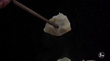 小伙一首绝活包手工水饺，皮薄馅大补气养胃，立冬吃了手脚不哆嗦