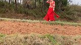 新娘不同意家人高价彩礼的要求，独自走路去夫家赴约！