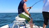 男子海上垂钓，遇上“大家伙”狠狠咬钩，渔船差点被掀翻！