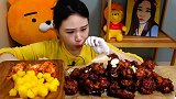 韩国弗朗西斯卡大口吃黑鸡翅，炸鸡腿，泡菜和萝卜！