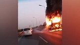 一大巴车早高峰时在北京西五环突然起火被烧成空壳 幸无人伤亡