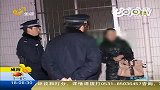 济南：“豪放”女乘客车前小便演闹剧