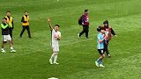 林良铭赛后绕场一周向大连球迷致意 不禁眼眶湿润