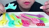 【吃冰达人】吃冰冻彩色扳手，听沙沙沙的声音！