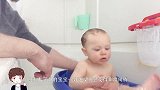 爷爷往宝宝肚子上倒水，接下来请注意宝宝的表情，看一次想笑一次